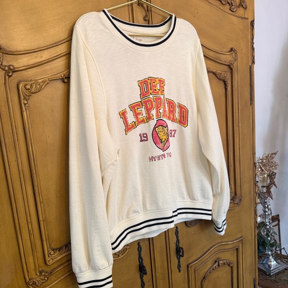 Pilcro Off-White Def Leppard Graphic Sweatshirt with Red & Yellow Logo - Picture 2 of 9